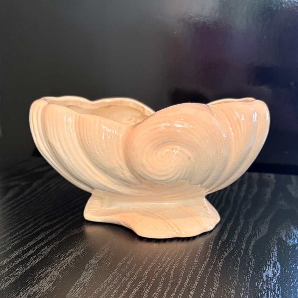 Vintage Peach Ceramic Footed Shell Vase Planter - Picture 1 of 8